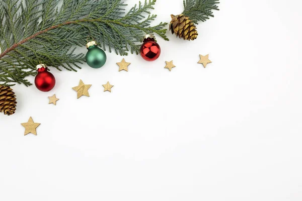 Moldura de Natal feita de ramos de abd bolas abd. Papel de parede Natal. Flat lay, vista superior, espaço de cópia — Fotografia de Stock