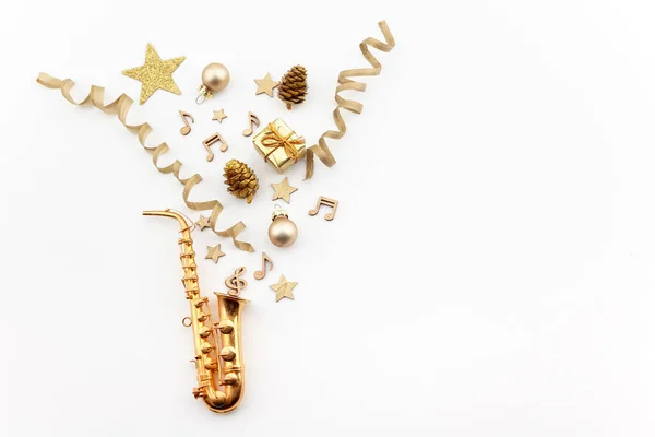 Happy New Year banner with gold saxophone as a party and celebration symbol. Top view — Stock Photo, Image