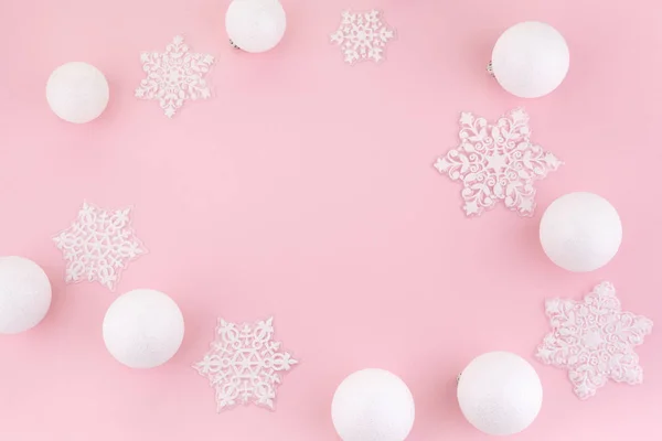 분홍색 배경에 크리스마스 용 유리 공 이달린 하얀색 크리스마스 장식으로 만들어 진 프레임. 위에서 내려다 본 평평 한 모습 — 스톡 사진