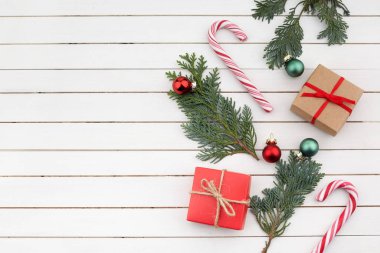 Noel kompozisyonu. Noel hediyesi, beyaz arka planda dallar. Düz konum, üst görünüm, kopyalama alanı