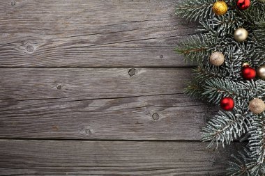 Eski grunge ahşap tahtasında Noel süsü. Üst görünüm