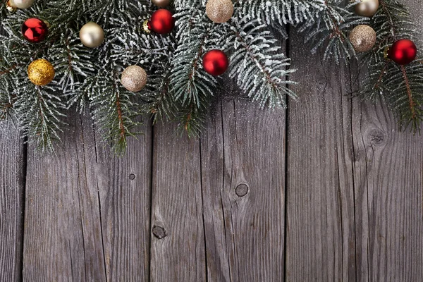 Decorazione natalizia su vecchia tavola di legno grunge. Vista dall'alto — Foto Stock