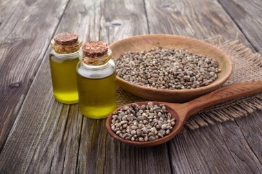 Ahşap arka planda kenevir tohumu ve kenevir yağı