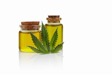 Tıbbi marihuana kenevir cbd yağı beyaz üzerinde izole
