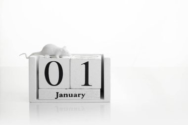 1 Ocak. Beyaz arkaplanda ahşap takvim resmi. Metin için boş alan. Mutlu yıllar..