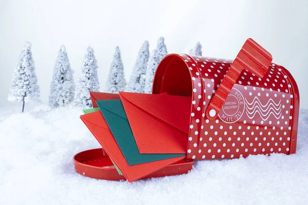 Święty Mikołaj Boże Narodzenie post na białym śniegu i choinki tle — Zdjęcie stockowe