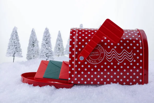 Santa Claus vánoční příspěvek na bílém sněhu a vánoční stromky pozadí — Stock fotografie