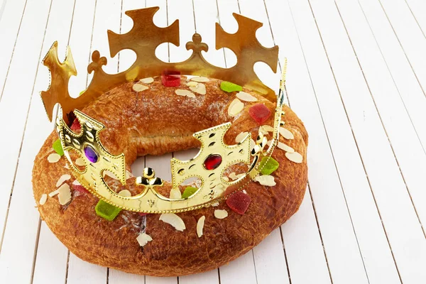 Objawienie ciasto, ciasto królów, Roscon de reyes lub Rosca de reyes na drewnianym stole — Zdjęcie stockowe