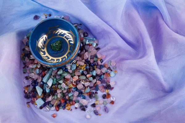Chakra heilende Kristalle auf pastellfarbenem Seidenhintergrund — Stockfoto