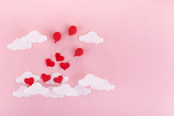 Sfondo San Valentino. Cuori rossi, palloncini e nuvole su uno sfondo rosa morbido si sentono come soffici nell'aria — Foto Stock