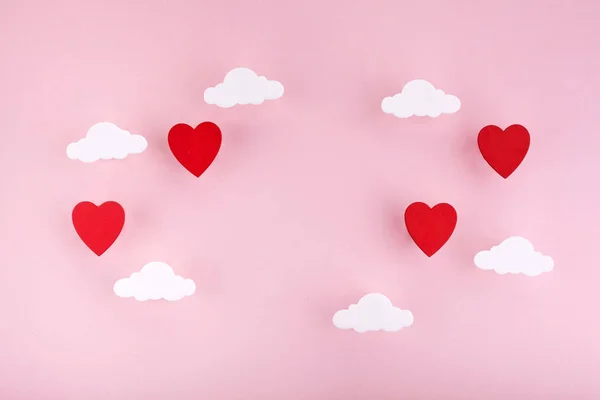 情人节背景。 红红的心和柔和的粉色背景上的云彩，感觉就像空气中的绒毛 — 图库照片