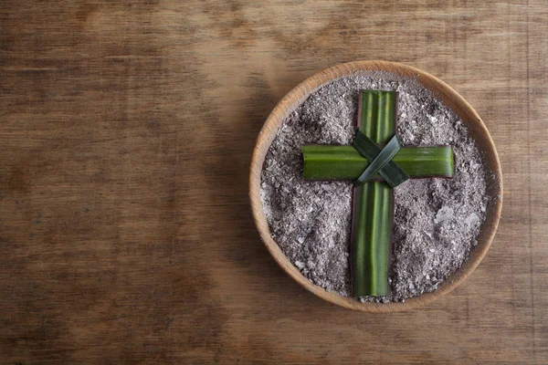 Kül çarşambası, külden haç, Hristiyan dini gibi toz. Perhiz başlangıcı