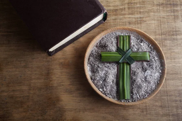 火山灰星期三，十字架由火山灰，灰尘作为基督教的宗教。刚开始 — 图库照片