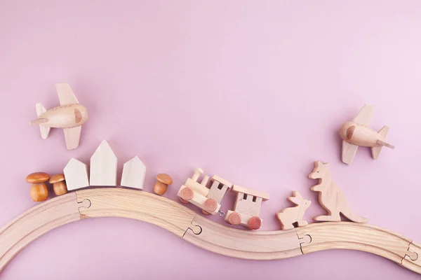 Sem desperdício. Eco brinquedos de madeira no fundo rosa. Deitado. Vista superior — Fotografia de Stock