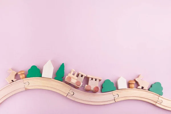 Cero residuos. Eco juguetes de madera sobre fondo rosa. Acostado. Vista superior — Foto de Stock