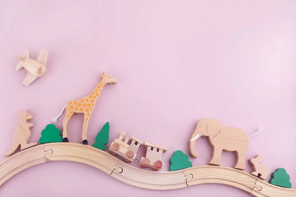 Sem desperdício. Eco brinquedos de madeira no fundo rosa. Deitado. Vista superior — Fotografia de Stock