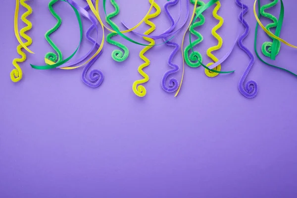 Mardi Gras dekoráció lila alapon. Lapos fektetés — Stock Fotó