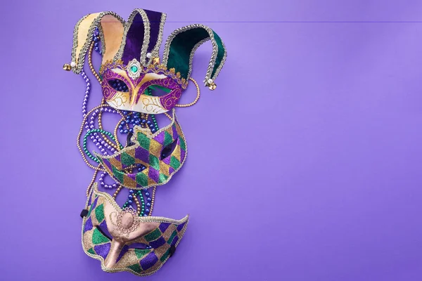 Festive mardi gras, venetian or carnivale mask on a purple background. Top view — 스톡 사진