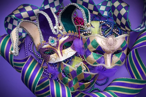 Праздничная марди-гра, венецианская или карнавальная маска на фиолетовом фоне. Вид сверху — стоковое фото