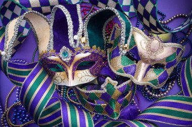 Mor bir arka planda şenlikli Mardi Gras, Venedik ya da karnaval maskesi. Üst görünüm