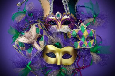 Mor bir arka planda Mardi Gras, Venedik ya da karnaval maskesi. Üst görünüm