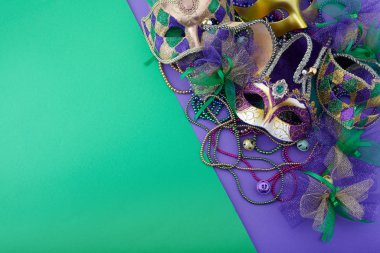 Mardi Gras, Venedik ya da karnaval maskesi mor arka planda metin için fotokopi alanı var. Üst görünüm