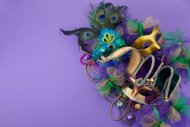 Mardi Gras, Venedik ya da karnaval maskesi mor arka planda metin için fotokopi alanı var. Üst görünüm