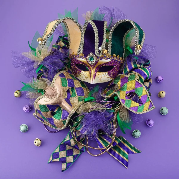 Mardi Gras çelengi mor arka planda ve Mardi Gras maskeli. Üst görünüm — Stok fotoğraf