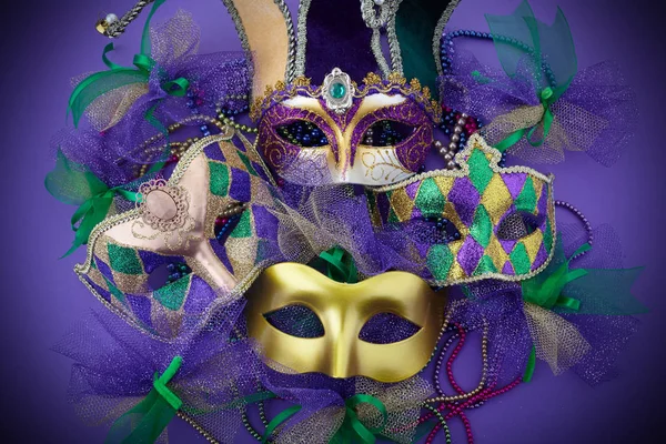 Mardi gras, venetian or carnivale mask on a purple background. Vista superior — Fotografia de Stock