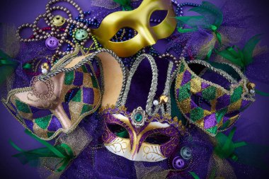 Mor bir arka planda Mardi Gras, Venedik ya da karnaval maskesi. Üst görünüm