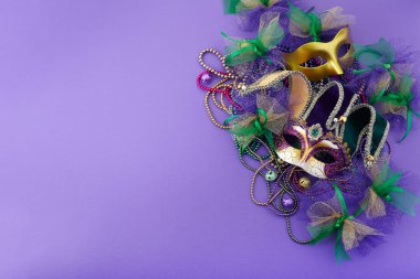 Mardi Gras, Venedik ya da karnaval maskesi mor arka planda metin için fotokopi alanı var. Üst görünüm