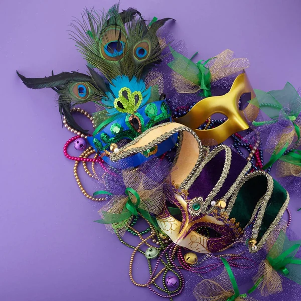 Mardi Gras, βενετσιάνικη ή σαρκοβόρα μάσκα σε μωβ φόντο με χώρο αντιγραφής για κείμενο. Άνω όψη — Φωτογραφία Αρχείου