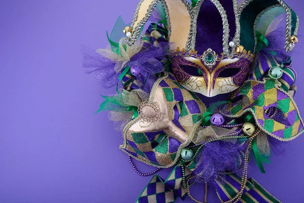 Mardi gras krans op paarse achtergrond met Mardi gras masker. Bovenaanzicht — Stockfoto