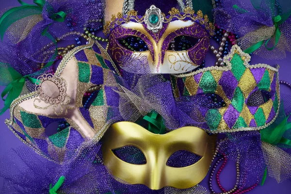 Mardi gras, benátská nebo masožravá maska na purpurovém pozadí. Horní pohled — Stock fotografie