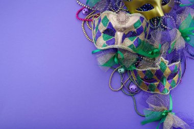 Mardi Gras, Venedik ya da karnaval maskesi mor arka planda metin için fotokopi alanı var. Üst görünüm
