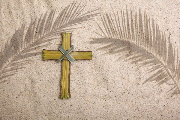 Palmsonntag. Kreuz und Palmenschatten auf Sandgrund — Stockfoto