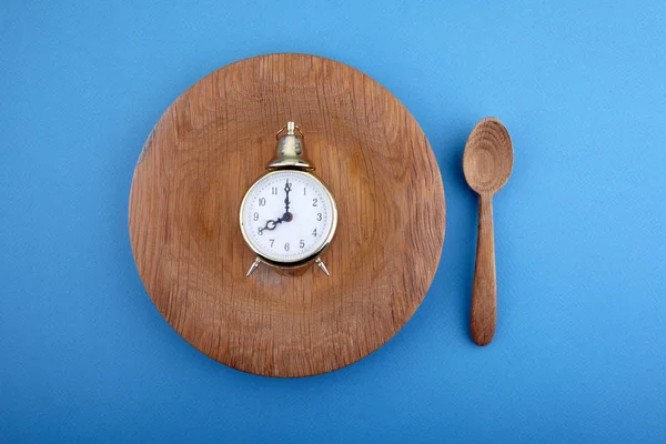 Otto ore di alimentazione finestra concetto o prima colazione con orologio su piatto e cucchiaio di legno. Vista aerea — Foto Stock