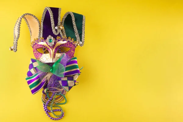 Una festosa, colorata maschera di mardi gras o carnivale su sfondo giallo. Maschere veneziane . — Foto Stock