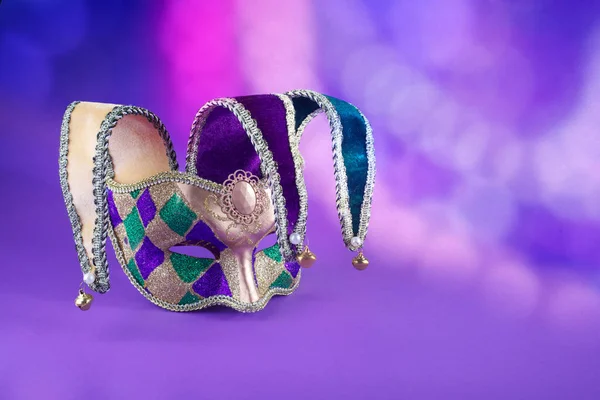 Traditionelle Karneval mardi gras Maske auf Tisch. Maskerade Maske auf Glitzerhintergrund. mardi gras — Stockfoto