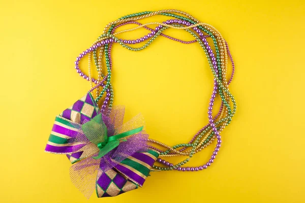 Mardi Gras pärlor bakgrund med plats för text. Ovanifrån — Stockfoto