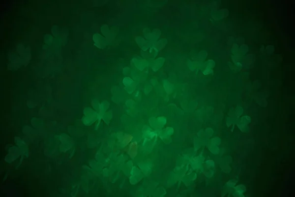 Klöver formad bokeh. St Patricks dag. suddig abstrakt bakgrund. Grön schampo — Stockfoto