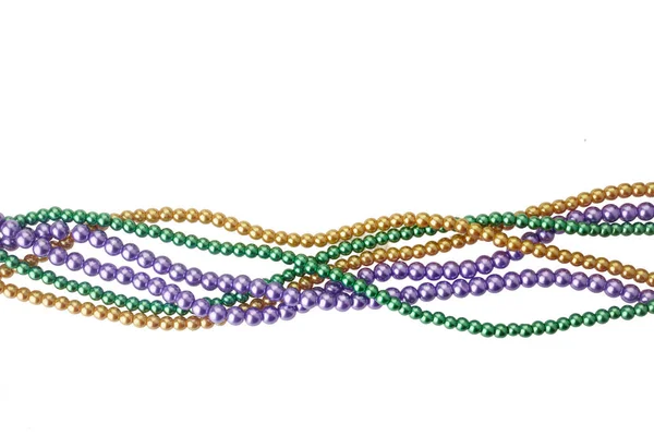 Trzy kolory koraliki mardi gras do dekoracji odizolowany ob biały tło — Zdjęcie stockowe