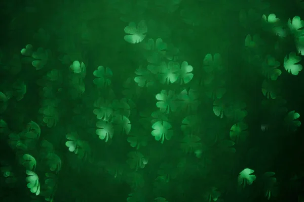 Clover shaped bokeh. St.Patrick s Day. Blurred abstract background. Green shamrock — Stock Photo, Image