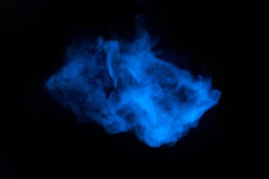 Siyah arkaplanda soyut neon ışığı dumanı etkisi. Duman bulutu patlaması.