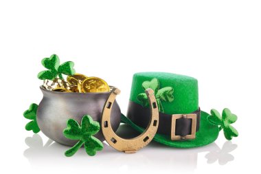 Green St. Patrick Günü geçmişi beyaza izole edilmiş. Tatil tebrik kartı. Aziz Patrick Günü.