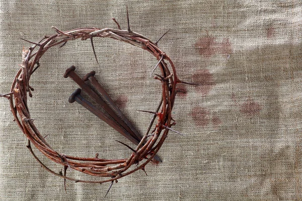 Dornenkrone mit Nägeln auf textilem Hintergrund. Osterhintergrund. Jesus Christus. — Stockfoto