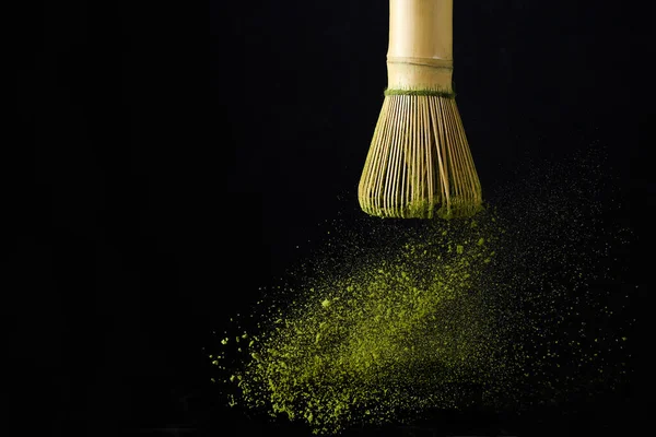 Japanese matcha green tea for healthy lifestyle design. Organic green tea matcha powder splash. — Stock Photo, Image
