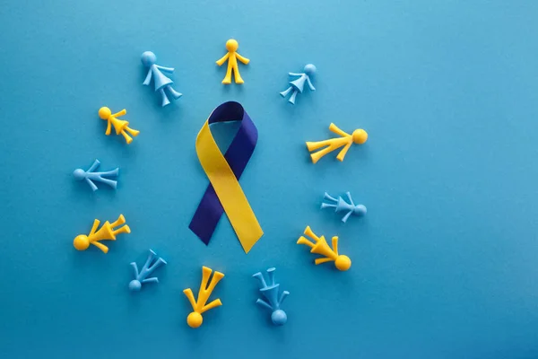 Dia Mundial da Síndrome de Down em fundo azul. Conceito de consciência da síndrome de Down. Vista superior — Fotografia de Stock