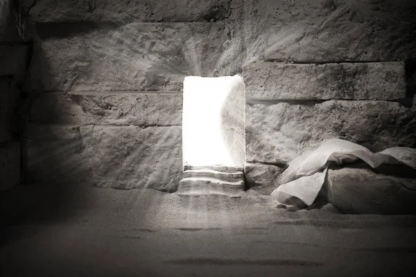 बाहर से प्रकाश चमकता है, जबकि खाली कब्र। यीशु मसीह पुनरुत्थान। ईसाई ईस्टर अवधारणा . — स्टॉक फ़ोटो, इमेज