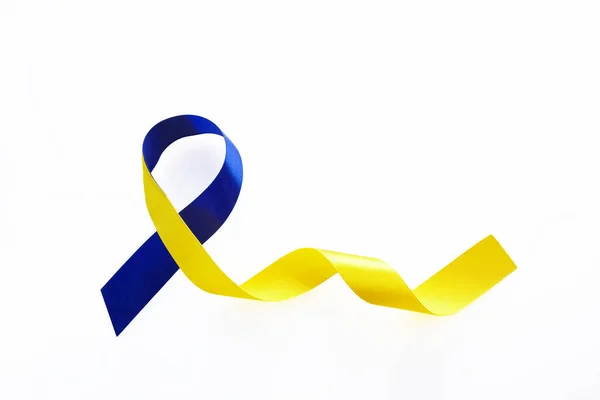 Blått och gult band på vit bakgrund. Världsdagen för syndromet. Medvetenhets band. — Stockfoto